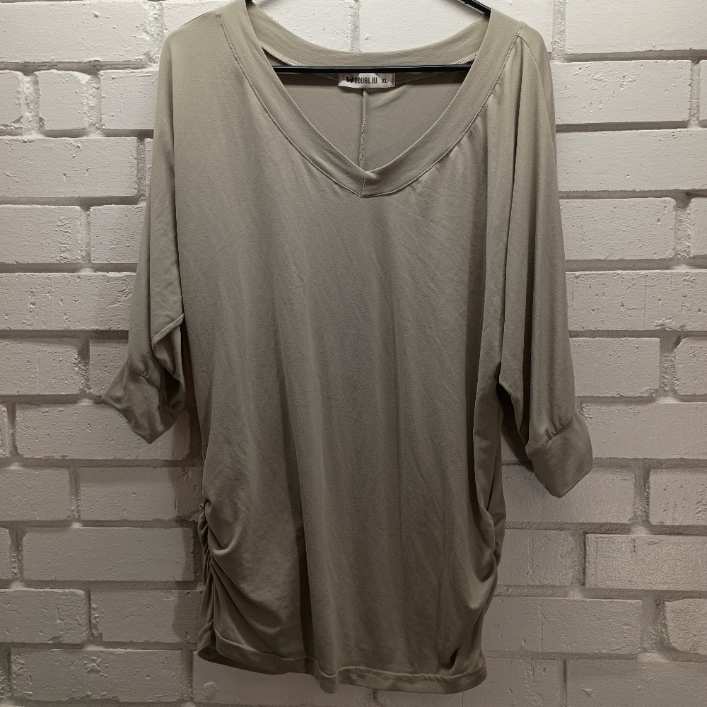 Doubl Ju ½ Sleeve V-neck Size XL Runs Small Women's Top Light Gray